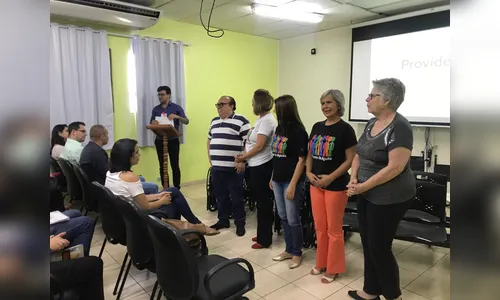Grupo de amigos doa cadeiras de rodas e de banho ao Hospital da Providência