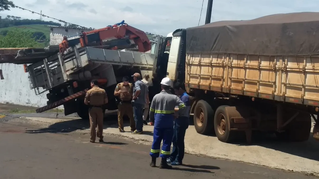 Colisão entre caminhões mobiliza Corpo de Bombeiros em Apucarana