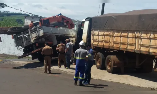 Colisão entre caminhões mobiliza Corpo de Bombeiros em Apucarana