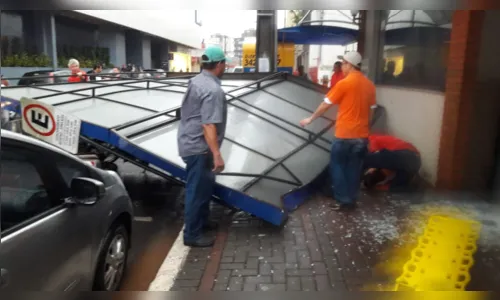 
							Tempestade com ventos de 107 km/h causa estragos em Apucarana
						
						