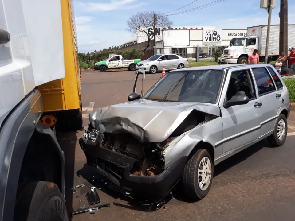 Colisão entre carro e caminhão deixa homem ferido em Arapongas