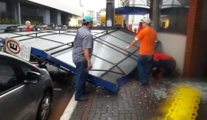 Em Apucarana, uma mulher ficou ferida após ser atingida por uma placa da fachada do shopping Centronorte. - Foto: Sérgio Rodrigo)