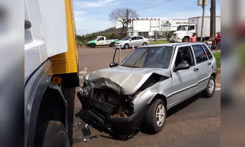 Colisão entre carro e caminhão deixa homem ferido em Arapongas