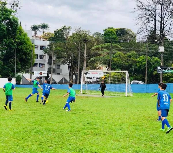 A escolinha de futebol no Country Club de Apucarana conta com 210 alunos - Foto: Divulgação