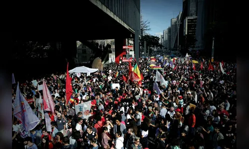 Mulheres fazem ato pelo país contra Bolsonaro e pela democracia