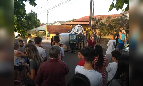 Carro capota após colisão em cruzamento no Osmar Guaraci Freire