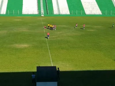 O trio de arbitragem e o Grecal compareceram ao Estádio dos Pássaros neste domingo, mas o Arapongas não: derrota por W.O e vexame histórico - Foto: Arapongão.Net