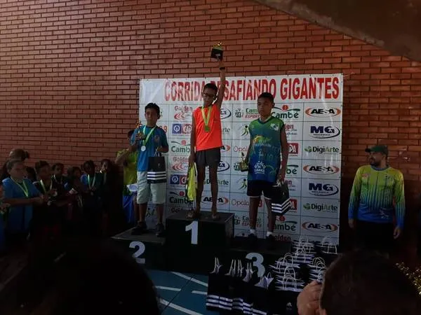 O apucaranense Pedro Henrich Machado de Oliveira venceu na categoria de 10 a 11 anos de idade em Cambé - Foto: Divulgação