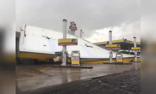 Vendaval derruba cobertura de posto de combustíveis em Maringá