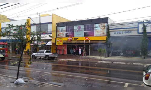 Incêndio na Avenida Curitiba mobiliza bombeiros em Apucarana