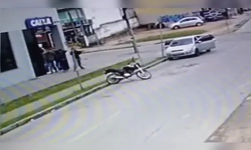 Bandidos armados com fuzis e bombas fazem reféns em roubo a banco