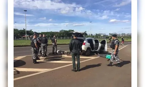 Suspeitos com carro roubado morrem após troca de tiros com a PM 