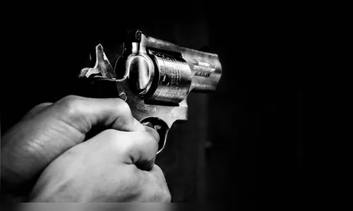 Jovem é alvejado com três tiros em via pública 