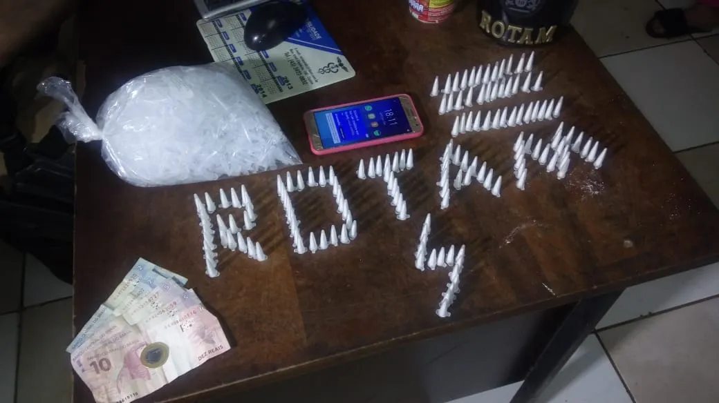 PM de Apucarana prende mulher com 148 pinos de cocaína​ - Foto: Reprodução