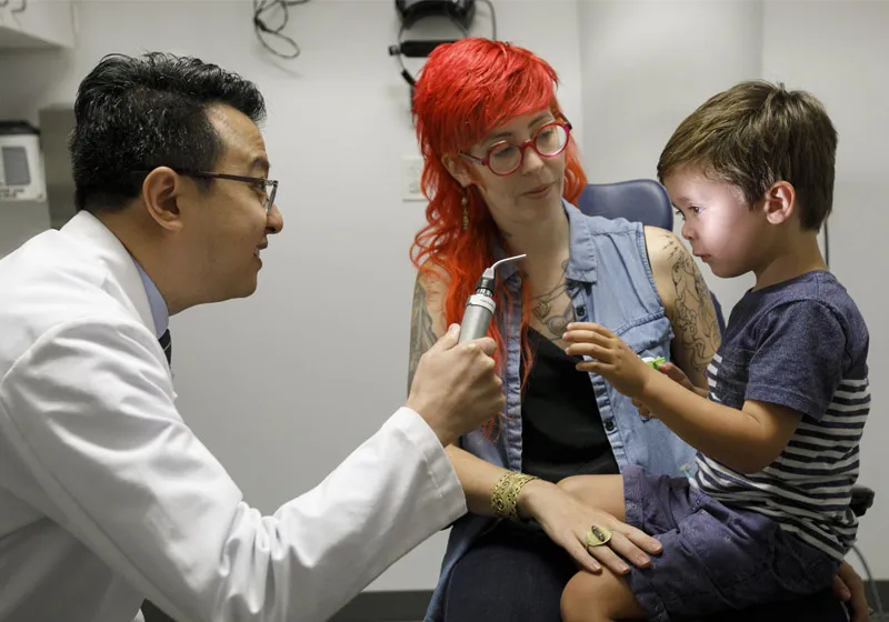 O menino Caspian com o médico e a mãe: fim da escuridão - Foto: OSHUNews