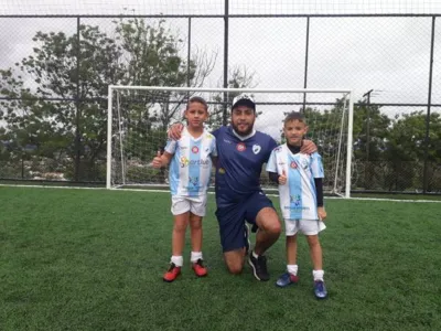 Matheus Andrade, o técnico Rodolfo Souza e Davi Machado, do Clube Society Arapongas - Foto: Divulgação