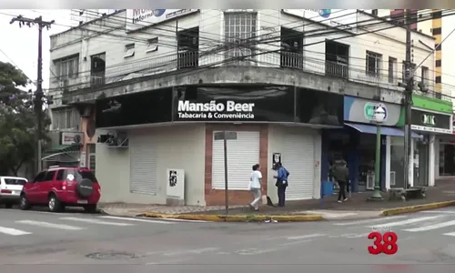 Bandido armado assalta loja de conveniência e foge com ajuda de comparsa