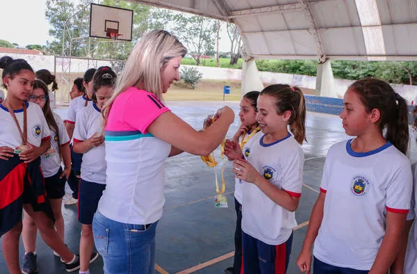 Secretária de Esportes de Apucarana, Jossuela Pinheiro, durante entrega de premiação dos Jocas - Foto: Divulgação