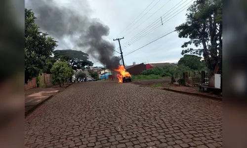 Carro pega fogo em rua de Califórnia; veja vídeo