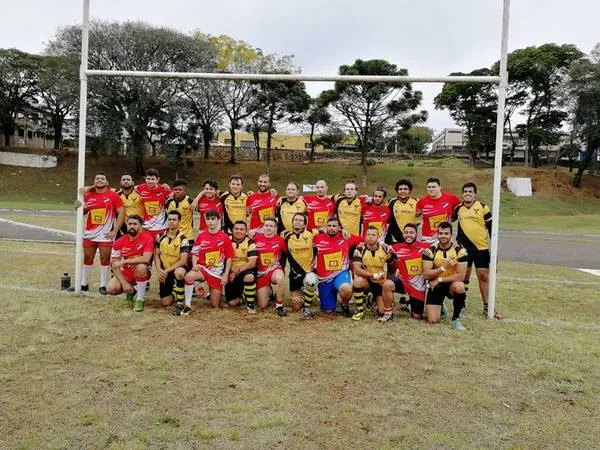 O Apucarana Rugby, em amistoso contra o time de Umuarama, no campo do Lagoão - Foto: Divulgação