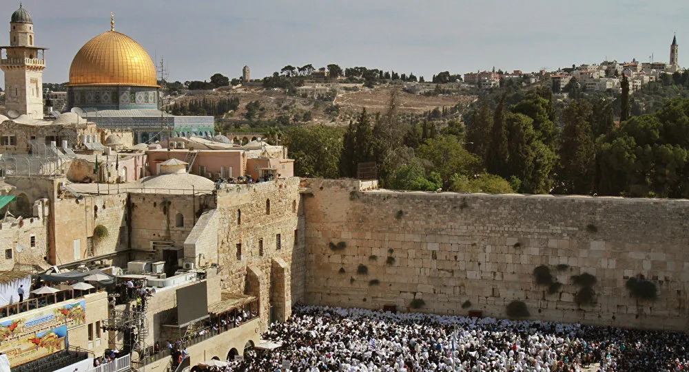 Serpente assusta fiéis no Muro das Lamentações em Jerusalém, assista