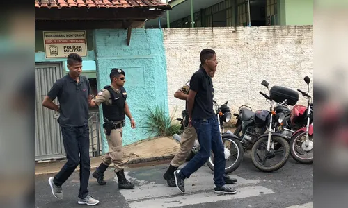 Gêmeos são presos usando pontos eletrônicos e RGs falsos durante prova do Enem  