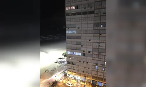 
							Janela cai de prédio durante ventania e fere 6 pessoas  
						
						