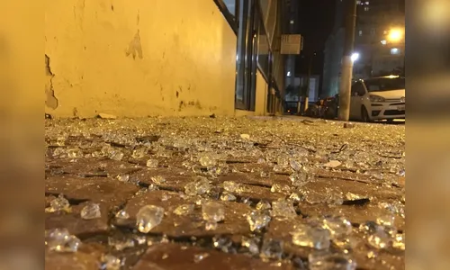 Janela cai de prédio durante ventania e fere 6 pessoas  