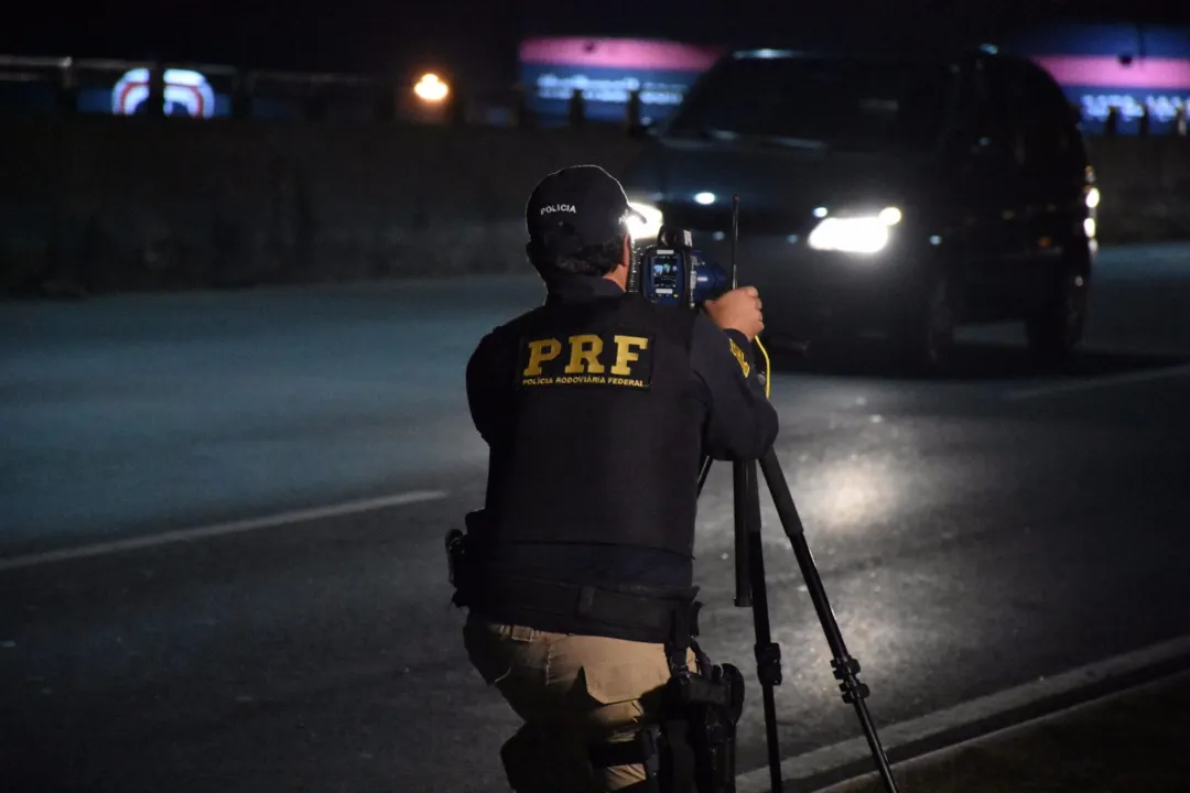 PRF flagra 8,1 mil veículos acima da velocidade no feriado de Finados no Paraná