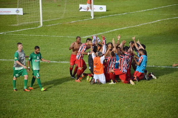Os jogadores do Apucarana Sports comemoram a classificação para a Segundona de 2019 |  Foto: Sérgio Rodrigo
