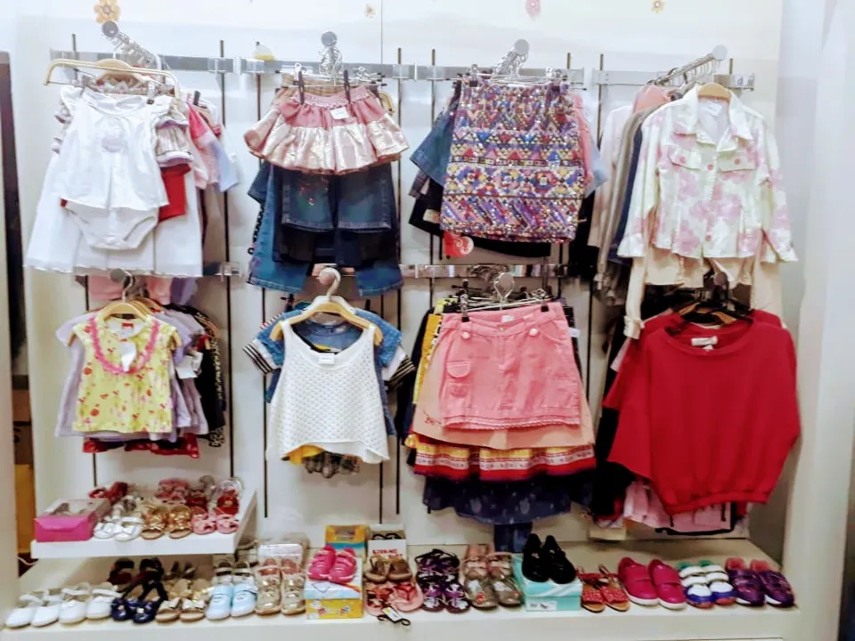 Bazar traz roupas infantis e adultas