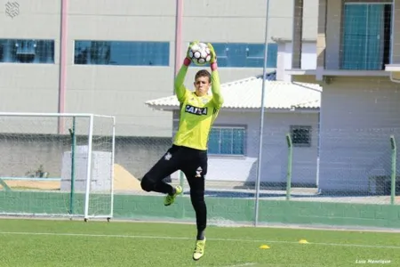 O goleiro apucaranense Vitor Caetano, do Figueirense, enfrenta o Guarani nesta terça-feira à noite - Foto: Divulgação