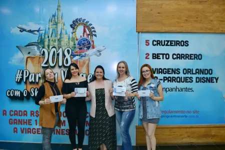 Da esquerda para a direita: Rosangela Bortolato, vendedora da Four Kids, Michele Porto Semensato ganhadora da viagem do Beto Carrero com 2 acompanhantes, Claudia Gouveia representando os lojistas, Maike Wissner ganhadora da viagem e Mariani Munhoz vendedora da Jolly. Foto: Sérgio Rodrigo