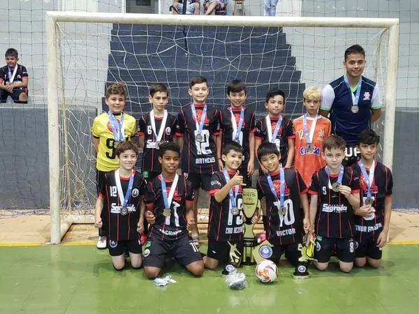 O Colégio Sagrada Família, de Mandaguari, foi campeão na categoria sub-11 - Foto: Divulgação