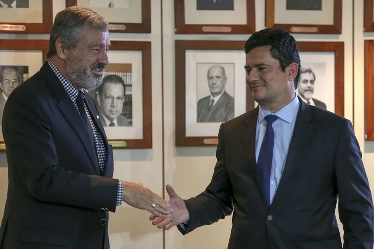 O atual ministro da Justiça, Torquato Jardim, e o futuro ministro Sergio Moro tiveram reunião do governo de transição - Fabio Rodrigues Pozzebom/Agência Brasil