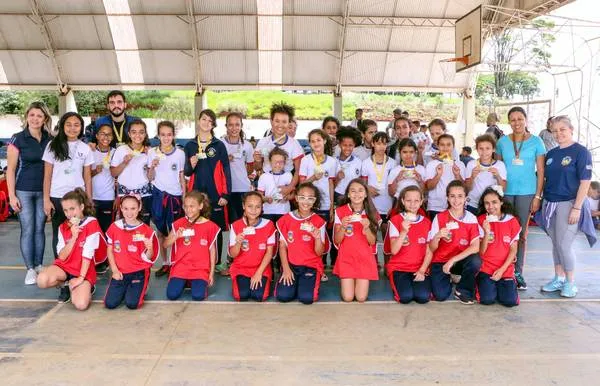 Secretária de Esportes, Jossuela Pinheiro, professores e alunos que se destacaram nos Jogos das Crianças - Foto: Divulgação
