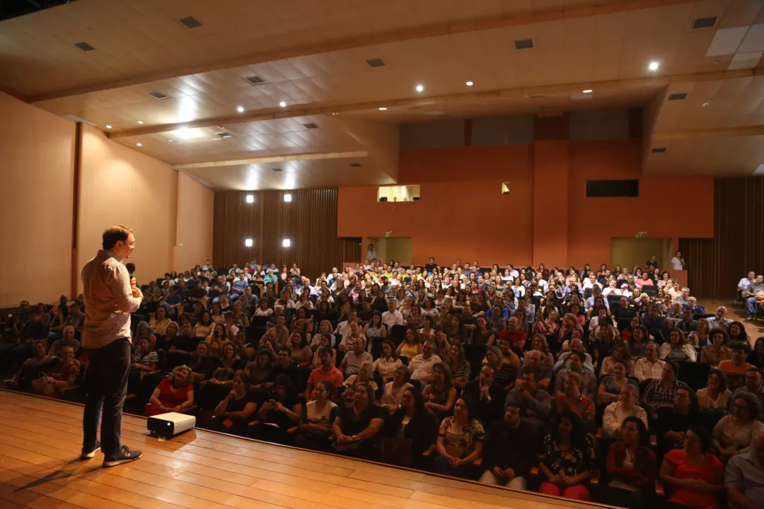 Palestra com Rossandro Klinjey reúne mais de 400 pessoas em Apucarana - Foto: Divulgação