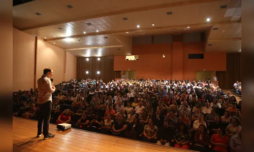 Palestra com Rossandro Klinjey reúne mais de 400 pessoas em Apucarana