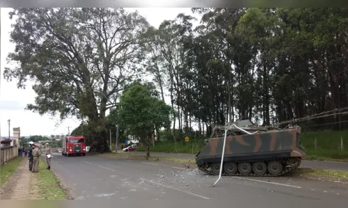 Blindado do Exército bate em poste e faz estrago 