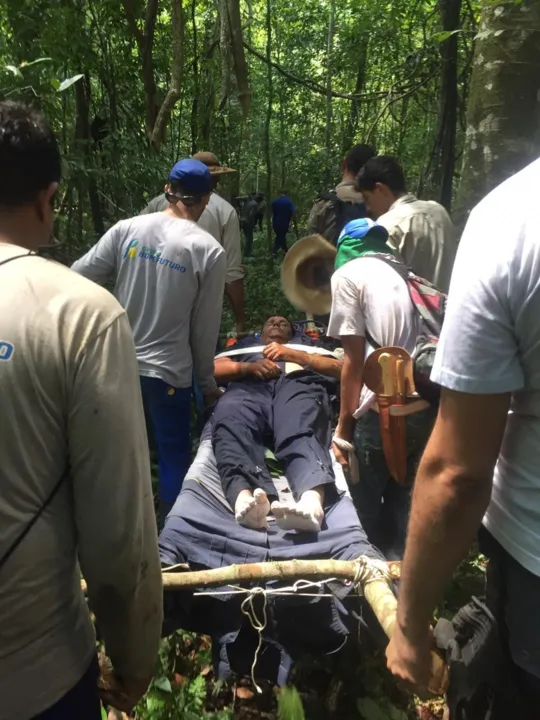 Grupo fez maca improvisada com roupas e madeira para resgatar o piloto da mata em Peixoto de Azevedo — Foto: Arquivo pessoal