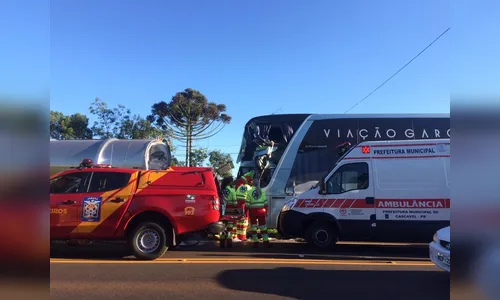 Colisão entre ônibus e caminhão-tanque deixa pelo menos dez feridos 