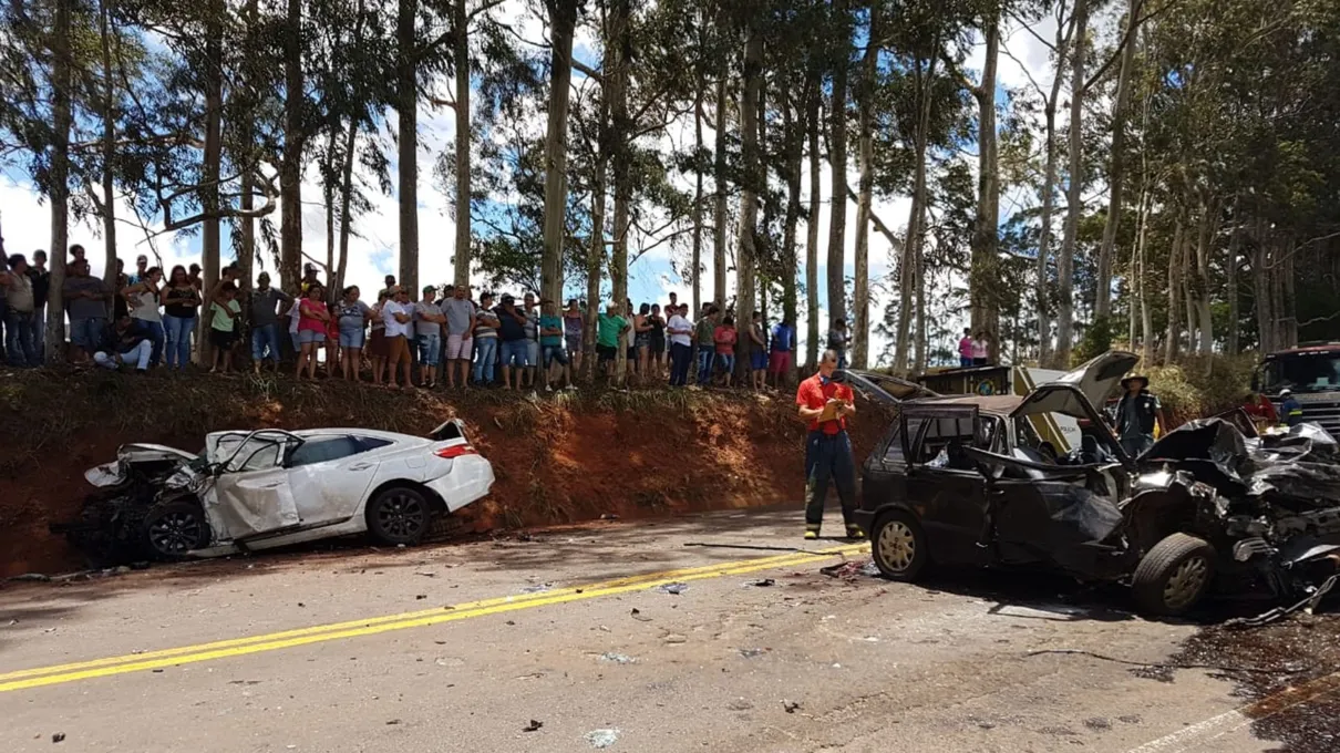 Cinco pessoas morreram e uma ficou ferido em acidente na PR-317, no norte do Paraná — Foto: Reprodução/Robson Jardim/RPC