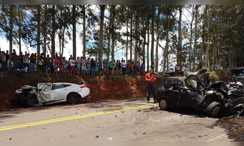 Acidente deixa cinco mortos e um ferido; três vítimas estavam a caminho do Enem