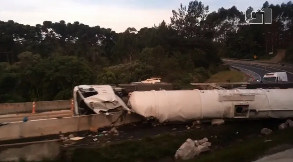 Motorista morreu após caminhão tombar na BR-376, em Mauá da Serra — Foto: Evandro Oliveira/RPC