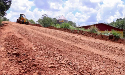 Prefeitura de Apucarana recupera estradas em regiões de aviários