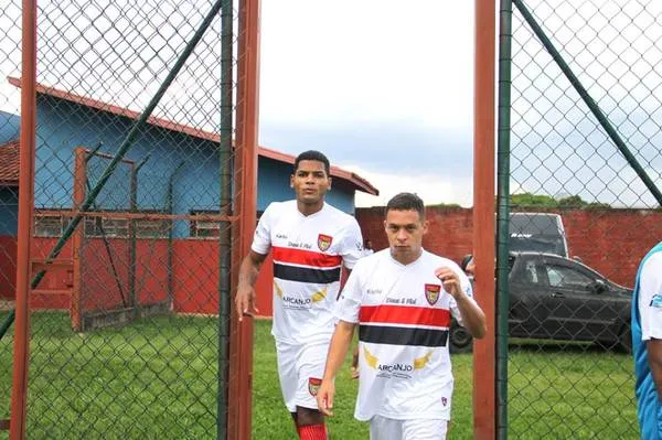 O meia Rafael e o atacante Vitinho jogam neste domingo em Rolândia | Foto: www.oesporte.com.br