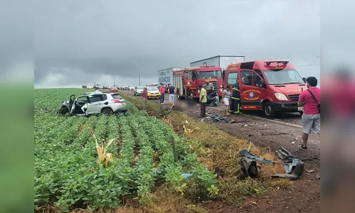 Criança e homem morrem e mulher fica ferida após acidente na PR-239