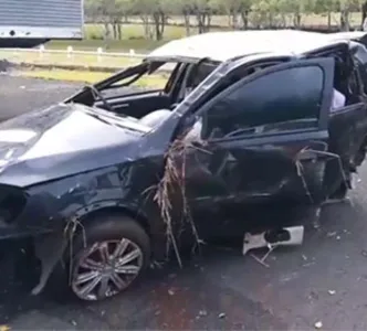 Carro de Apucarana foi atingido na traseira: acidente provocou morte de bebê - Foto: Reprodução/assiscity.com​