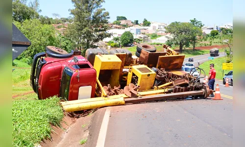 Caminhão de Apucarana tomba na BR-376 e congestiona tráfego