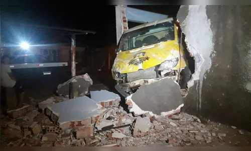 Motorista perde controle de van e destrói muro de casa em Londrina